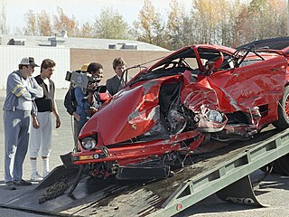 Reporté�i si prohlí�í auto, ve kterém havaroval Pelle Lindbergh.