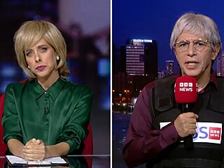 Izraelská hereka a herec v roli reportér BBC, Rachel a Haryho. V satirickém...