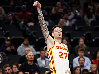 Vít Krej�í sleduje jeden ze svých t�íbodových pokus�.