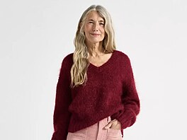 Oversize svetr v bordó barv� je vyroben z vlny a mohéru, co� je sm�s materiál�,...