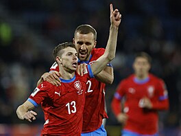 David Doud�ra oslavuje svou rychlou branku v utkání s Gibraltarem. Spolu s ním...