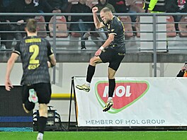 Mick van Buren z Hradce Králové si uívá trefu do sít Zbrojovky Brno.