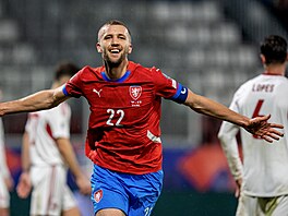 Kapitán eských fotbalist Tomá Souek se raduje z páté branky v síti...