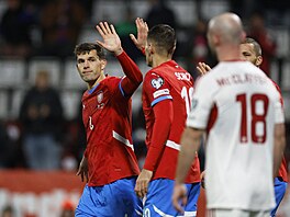 Robin Hraná se raduje z gólu, gratuluje mu Patrik Schick.