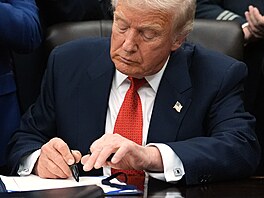 Americký prezident Donald Trump podepsal návrh zákona, který po bezmála 43...