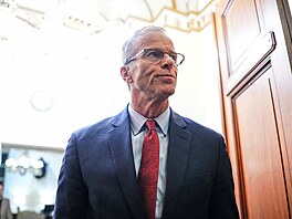 Lídr republikánských senátor John Thune pi rozhovoru s novinái po hlasování...