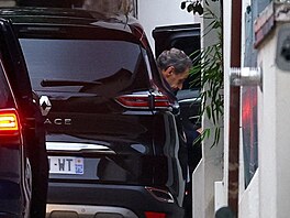 Bývalý francouzský prezident Nicolas Sarkozy opoutí vzení. (10. listopadu...