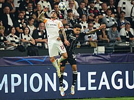 Eren Elmali z Galatasaraye v hlavikovém souboji s Nnamdim Collinsem z...