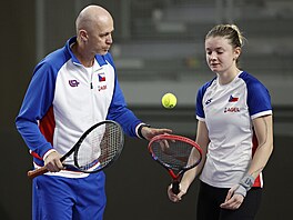 Kapitán Petr Pála mluví na tréninku s Lucií Havlíkovou.