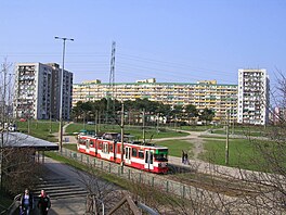 Na vý�ku má dvaat�icet metr�, �iroký je t�ináct metr�. A díky délce je...