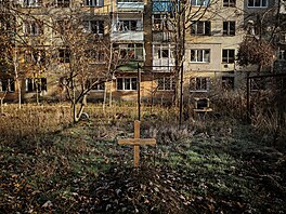 Hrob obyvatele poblí� budov po�kozených ruským vojenským útokem v Kos�antynivce...