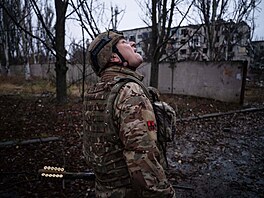 Ukrajinský voják hledá nep�átelské drony ve frontovém m�st� Kos�antynivka. (12....