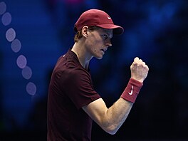 Jannik Sinner se raduje ze získaného bodu.