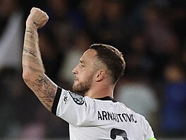 Rakouský úto�ník Marko Arnautovic se raduje z gólu.