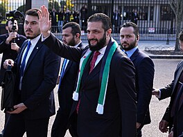 Donald Trump pijal v Bílém dom prozatímního syrského prezidenta Ahmada aru,...