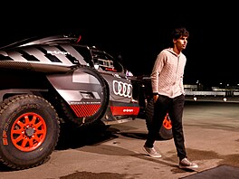 Pilot Gabriel Bortoleto p�ichází na p�edstavení monopostu Audi v F1.