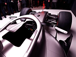 Detailní záb�r na �edou �ást lakování vozu Audi ve formuli 1.