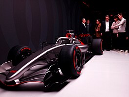 Vrchní p�edstavitelé i budoucí piloti Audi sledují nový monopost.