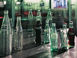 P�ed 110 lety do�lo k patentu na láhev Coca-Coly jak ji známe dnes.