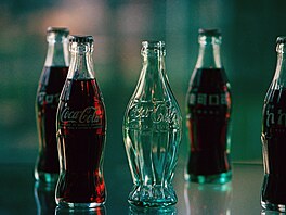 P�ed 110 lety do�lo k patentu na láhev Coca-Coly jak ji známe dnes.