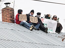 Píznivci ostravské lokality Bedika obsadili jeden z dom urený k demolici....