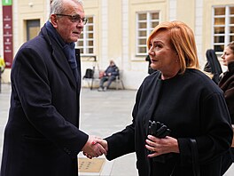 Miroslav Kalousek se na Hrad� zdraví s Alenou Schillerovou z hnutí ANO. (15....