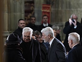 Prezident Petr Pavel se zdraví s bývalou hlavou státu Václavem Klausem a jeho...