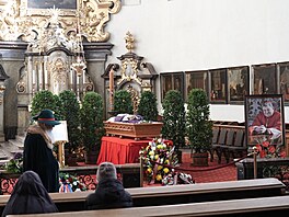 Lidé se mohou v kostele Vech svatých na Praském hrad naposledy rozlouit s...