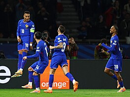 Kylian Mbappé slaví se spoluhrái z francouzského týmu trefu do ukrajinské sít.