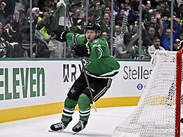 Jason Robertson se raduje z gólu do sít� New York Islanders.