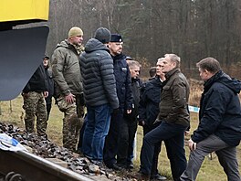 Polský premiér Donald Tusk si obhlíí místo výbuchu na elezniní trati...