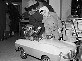 V roce 1959 byla na Národní t�íd� otev�ena nejv�t�í prodejna hra�ek.