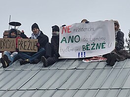 Protestující na jednom z bouraných dom� v ostravské kolonii Bed�i�ka (13....