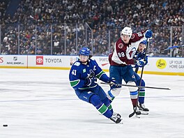 Pohledy Quinna Hughese i Martina Nease smují za kotouem.