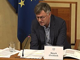 Generální editel eské televize Hynek Chudárek v Senátu pi seminái Media...