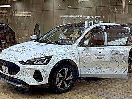 Na úpln� poslední exemplá�  � hatchback v bílé barv� � se podepsali p�ítomní...