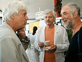 Reiséi Rudolf Adler (vlevo) a Duan Hanák hovoí s fotografem Jindichem...