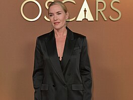 Kate Winsletová zvolila pánský styl a p�i�la v �erném obleku (Governors Awards,...