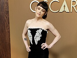 Klasické �erné �aty zvolila here�ka Kristen Stewartová (Governors Awards, 16....