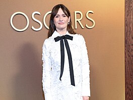 V �atech zapnutých a� po krk p�i�la here�ka Emily Mortimerová (Governors...