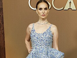 Na krátké �aty vsadila jako jedna z mála here�ka Natalie Portmanová (Governors...