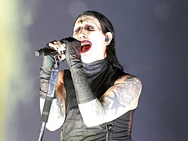 Diskografie Marilyn Manson �ítá jedenáct studiových po�in�, p�i�em�...