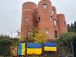 Na plot domu pedsedy Poslanecké snmovny Tomia Okamury (SPD) rozvsila skupina...