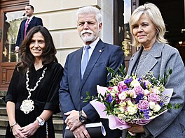 Prezident Petr Pavel s manelkou Evou (vpravo) a primátorkou Karlových Var...