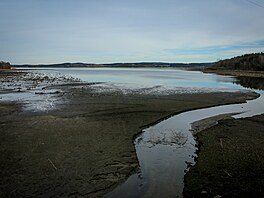 Sucho odhalilo �adu míst na lipenské p�ehrad�. Na snímku je Rakouská zátoka....
