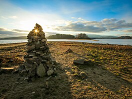 Málo vody v lipenské nádr�i odhalilo i torza bývalých strom�, budov �i zbytky...