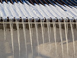 Rampouchy mohou zp�sobit t�ká zran�ní.