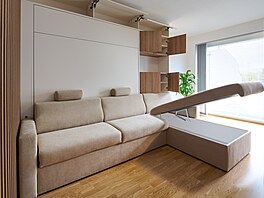 Velká pohodlná seda�ka s leno�kou je dominantou prostoru. Ta skrývá velký...