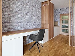 Velký pracovní st�l umo��uje jakoukoliv práci z domova. Bo�ní �ásti pod stolem...