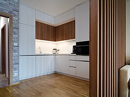 Vzdu�ná lamelová p�í�ka odd�luje �obývací pokoj� od �kuchyn�.